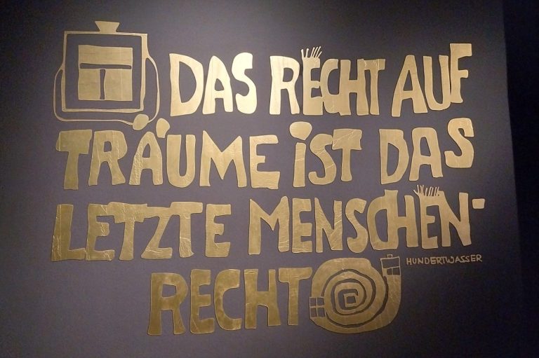 Feng Shui Berater Ausbildung in München Goldene Schrift auf dunklem Hintergrund: "Das Recht auf Träume ist das letzte Menschenrecht."