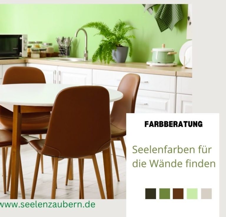 Helle Küche mit grünen Wänden, einem Essbereich und braunen Stühlen.