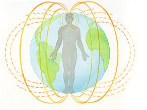 Frau sitzt nachdenklich auf dem Bett, eine analoge Uhr im Vordergrund zeigt die Zeit an.